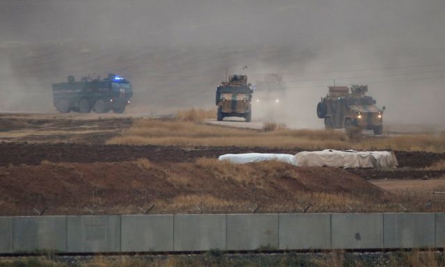 Συρία: Τουρκικό τεθωρακισμένο πατά Κούρδο διαδηλωτή