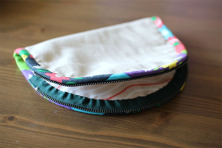 "Dumpling" type Pouch / Cosmetic Zipper Bag.  DIY Tutorial in Pictures. 