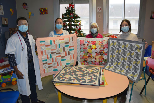 Livraison de bébé quilts au service néonatalogie de Chaumont, décembre 2021 Delivery of baby quilts to the neonatal department of Chaumont, December 2021