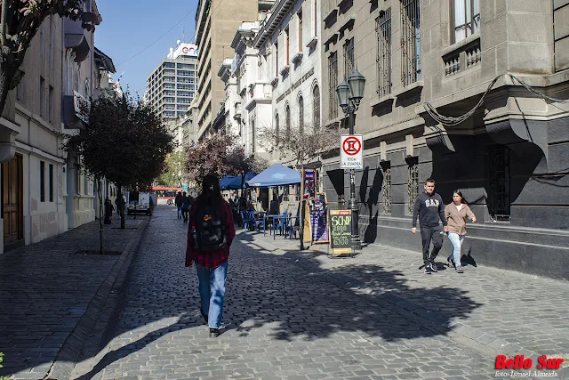 Los terrenos donde se construyo el barrio pertenecían a la congregación franciscana. A finales del siglo XIX, por dificultades económicas, tuvieron que ponerlos en venta donde los destacados arquitectos chilenos Ricardo Larraín Bravo y Alberto Cruz Montt, proyectaron su armoniosa estética, junto a la influencia europea de las casonas en las que predominan los estilos renacentista, neoclásico, barroco y neocolonial.