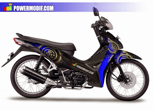 Foto Modifikasi Honda Revo dengan modif minimalis paduan warna hitam dan biru yang sangat cocok untuk dipadukan serta ditambah aksesoris stiker gambar bintang pada bagian bodi motor ban diubah dengan jenis ban tahu jari-jari dibua rapat lurus terlihat bersih dan elegan serta menggunakan knalpot racing