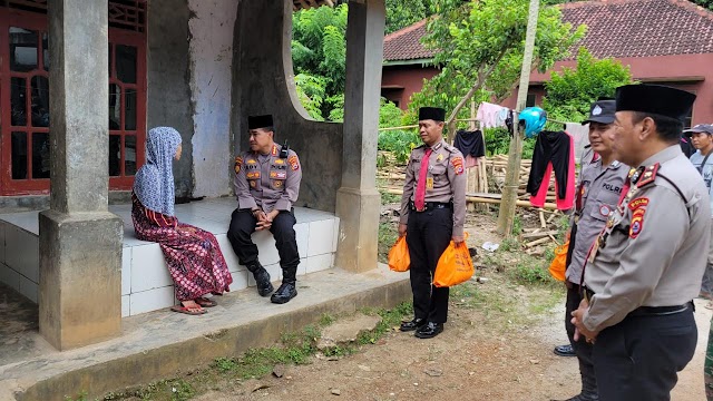 Jumat Barokah, Dirpamovit Polda Banten Bagikan Paket Sembako Kepada Masyarakat