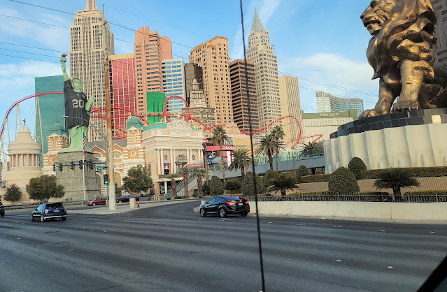 Las Vegas - Replica Statue of Liberty and Leo the Lion