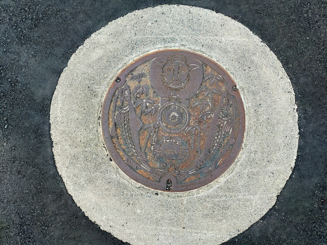 Shiraoi manhole cover 2 - near Shiraoi Hachiman Shrine (common)