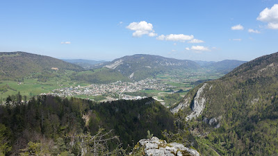 Blick von Moutier bis Corcelles mit Mont Raimeux