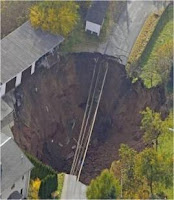 Video : Massive crater opens up in German town