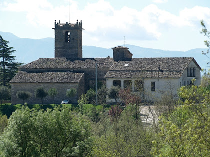 Façana nord de Sant Andreu de Gurb amb la Rectoria a la dreta i la sagristia a l'esquerra