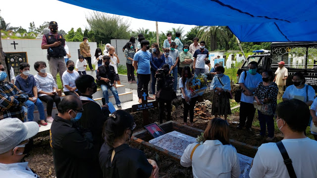 Keluarga Besar Bankom Garuda Antar Ayahanda Ketua Bankom Garuda ke Pemakaman