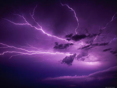 tormenta eléctrica violeta