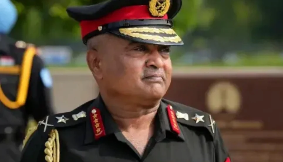 सेना प्रमुख जनरल मनोज पांडे  Army Chief General Manoj Pandey Press Confrence: (पवन मिश्रा, नई दिल्ली):  सेना प्रमुख जनरल मनोज पांडे ने शुक्रवार को बड़ा बयान दिया है। उन्होंने कहा कि साल 2027 तक सेना में ऑप्टिमाइजेशन की प्रक्रिया पूरी होगी। जिसके बाद सेना में करीब एक लाख लोग कम हों जाएगे। मीडिया को बयान देते हुए आर्मी चीफ ने आगे कहा कि  चीन LAC उत्तरी सीमाओं पर स्थिति स्थिर है, लेकिन फिर भी हम मान रहे हैं कि यह मुद्दा संवेदनशील है और आर्मी इस पर पैनी नजर बनाए हुए है। सेना प्रमुख जनरल मनोज पांडे ने बताया कि में सेना के अंदर एनिमल ट्रांसपोर्ट कम कर दिया गया है, अब उसकी जगह ड्रोन ने ली है। आर्मी चीफ ने कहा कि Agnipath के तहत आए अग्निवीर के दो बैच फील्ड में तैनात कर दिए गए हैं। उन्होंने यह भी बताया कि अग्निवीरों पर जो फीडबैक है वह उत्साहजनक है।