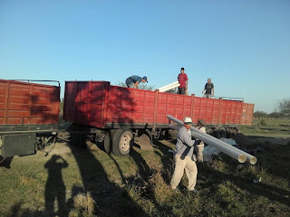 Construyen cisternas para captar agua en el Km 38