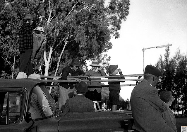 Público a assistir a passagem de alguma coisa em Lourenço Marques na segunda metade da década de 1960  MMG_N_K_029 Fotografia de Manuel Augusto Martins Gomes. Não usar fotografia sem referência ao seu autor Manuel Augusto Martins Gomes e sem link para as páginas:  Beacons: https://beacons.ai/manuelamartinsgomesmemorias Blogger: https://manuelamartinsgomes.blogspot.com/ Instagram: @manuelamartinsgomesmemorias Toda a informação adicional é bem vinda.  Poderão contactar-me através do endereço de email: manuelamgomes20@gmail.com #lorencomarques #maputo #moçambique #memoriasdemoçambique #streetphotography #manuelamartinsgomesmemorias