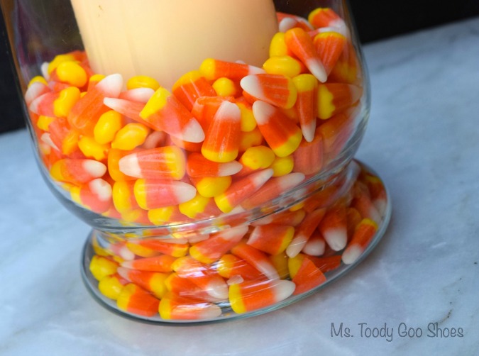Simple Halloween centerpieces using candy corn and candles #Halloween #CandyCorn #Centerpieces