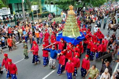 gambar upacara adat gerebeg syuro