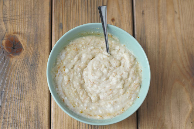 Amestecati ricotta, zaharul si coaja de portocale