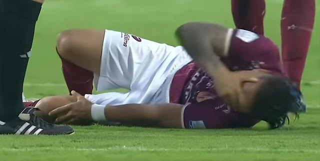 Las muestras de dolor en el volante Yeison Guzmán conmovieron a los hinchas del Deportes Tolima, que en redes sociales se volcaron en apoyo al mediocampista. Foto @WinSportsTV