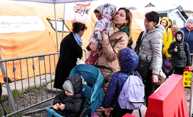 Mujer e hijos huyendo de Ucrania