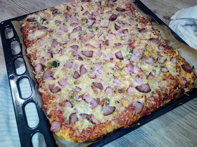 pizza xxl pizza na grubym ciescie pizza na puszystym ciescie ciasto na pizze pizza z szynka pizza z warzywami pizza z wedzonym serem