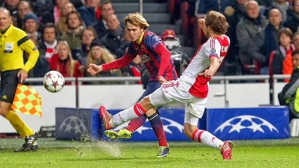 El lateral murciano ha jugado 26 minutos en el Ajax-Barça