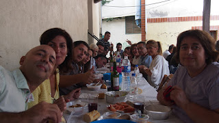 Un centenar de personas disfruta de la comida popular en las fiestas de El Regato