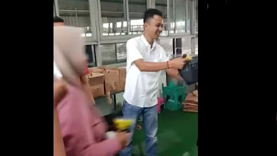 Woww!! Video Viral  Diduga Salah Satu Tim Calon Ketua KSPN PWI2 Bagi-bagi Souvenir Terang-terangan