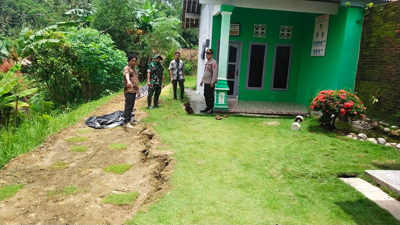 Tanah Amblas di Desa Karangbolong Membahayakan Kantor Desa