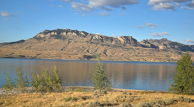 Cody Wyoming geology travel field trip folding anticline great unconformity Heart Mountain detachment Yellowstone Absaroka volcanic copyright RocDocTravel.com