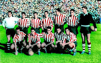 ATLÉTICO DE BILBAO - Bilbao, Vizcaya, España - Temporada 1955-56 - Lezama (portero suplente), Orúe, Mauri, Maguregui, Garay, Arteche y Carmelo; Canito, Arieta I, Uribe, Marcaida y Gainza - REAL MADRID 2 (Alfredo Di Stéfano y Pérez Payá), ATLÉTICO DE BILBAO 1 (Arieta I) - 18/09/1955 - Liga de 1ª División, jornada 2 - Madrid, estadio Santiago Bernabeu - El club de Bilbao, entrenado por Fernando Daucik, fue Campeón de Liga esa temporada