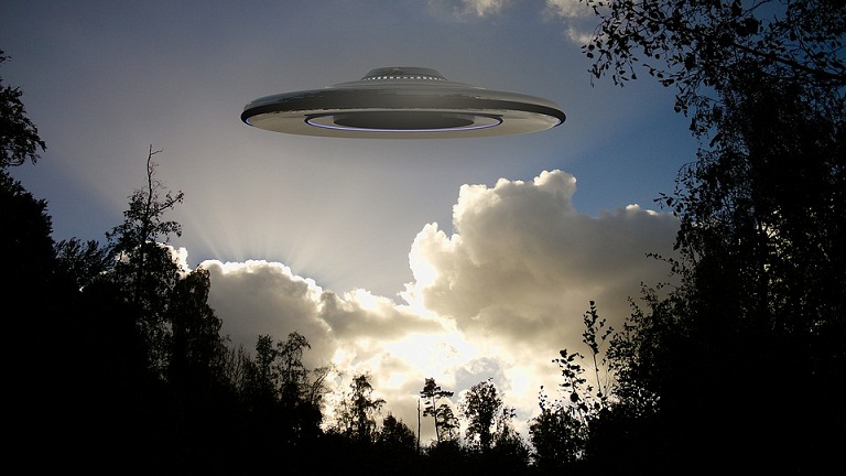 Misteri Pesawat UFO yang Mendarat di Sebuah Halaman Sekolah