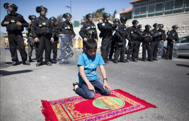 Allahu Akbar!! Bocah Palestina Ini Sholat Di Depan Tentara Israel