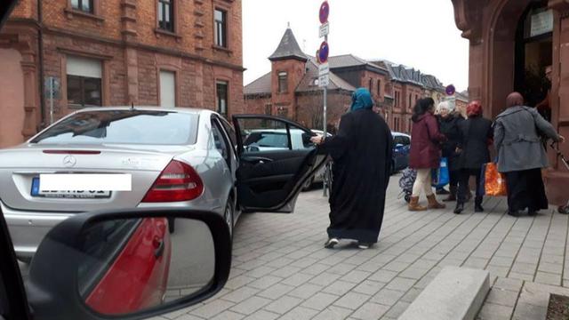 Foto Viral Wanita Turun dari Mercedes Antre Makanan Gratis, Ternyata...