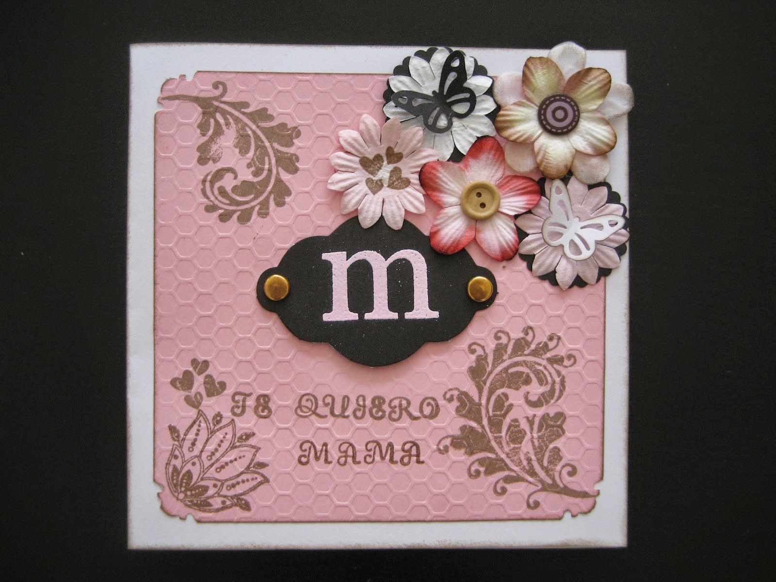 http://www.manualidadesytendencias.com/2012/05/scrapbooking-tarjeta-para-el-dia-de-la.html