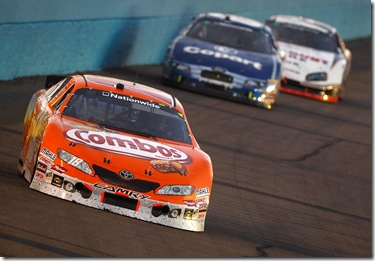 2010 Phoenix Apr NNS Kyle Busch leads pack