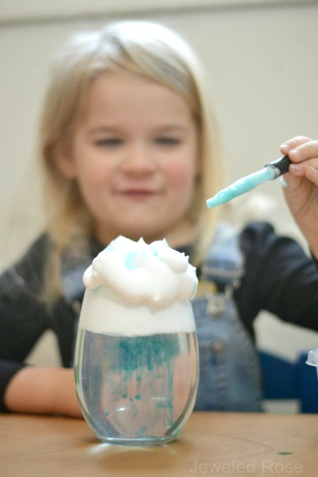 Explore the weather and why it rains with this fun experiment for kids! #raincloudinajar #raincloudexperiment #scienceexperimentskids #growingajeweledrose #activitiesforkids