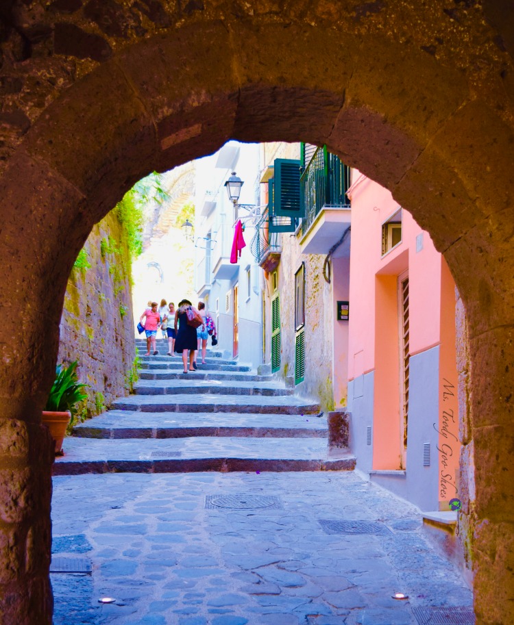 #6 of 20 pretty archways around the world; this one spotted in Sorrento, Italy.| Ms. Toody Goo Shoes