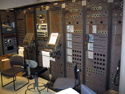 El primer sintetizador modular, el RCA Mk II Sound Synthesizer desarrollado por Harry Olson y Herbert Belar para el Columbia-Princeton Electronic Music Center en 1957