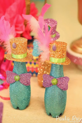Com toda certeza,  o carnaval é sinônimo de alegria, de muita cor e de festa. Que tal cair na folia com a família decorando uma mesa festiva e toda colorida.