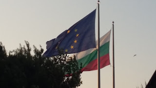 Banderas búlgara y de la Unión Europea ondeando en Burgas.