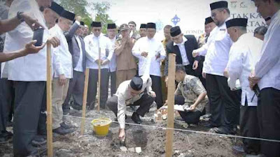 Pj.Bupati Lakukan Peletakan Batu Pertama Ponpes Darunnajah di Perhentian Raja.