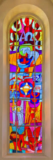 Glasfenster vom Künstler Werner Eberli in der Kirche Gottlieben. Das Fenster stellt Szenen der Offenbarung dar.