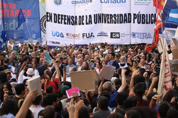 "Con las universidades públicas no": una masiva marcha nacional buscó ponerle un límite al plan "motosierra" de Milei