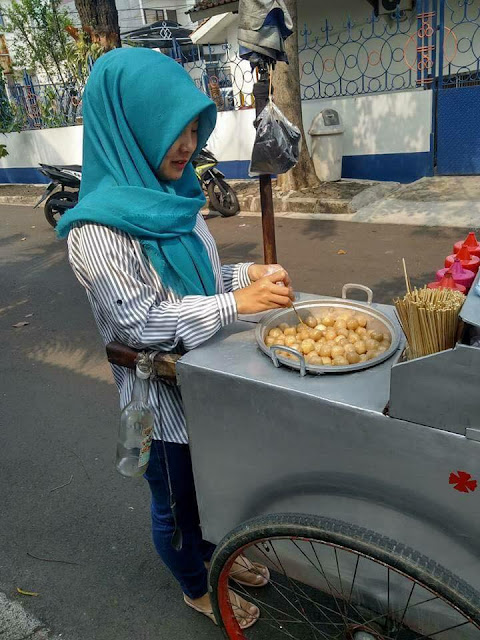 Penjual Cilok Cantik di Tebet Ini Viral di Media Sosial, Jomblo Merapat!