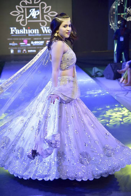 Bollywood actress mannara chopra hot images in traditional wear