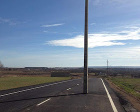 carretera, poste en medio