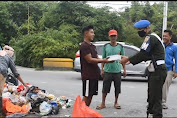 Jumat Berkah, Denpom 1/3 Pekanbaru Bagi-bagi Nasi Kotak