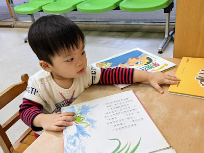 不過童書區的小桌椅只有一張，或許可以考慮弄個地墊區同時可以有更多小朋友一起閱讀。