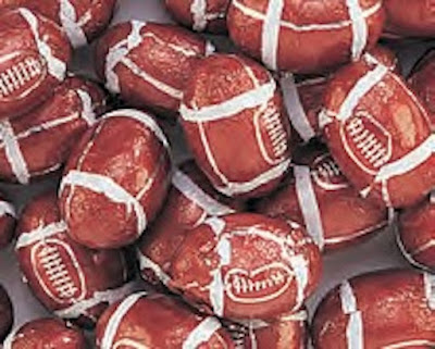 Planning a football-themed wedding? These ideas from www.abrideonabudget.com are GREAT!