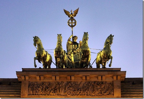 800px-Brandenburg_gate_sunset_quadriga