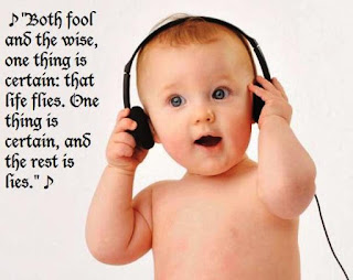 Foto gambar bayi lucu mendengarkan musik 12