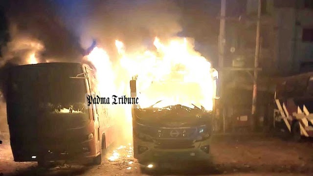 নাটোর শহরে দাঁড়িয়ে থাকা তিনটি বাসে আগুন